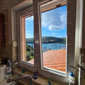 Apartman sa otvorenim  pogledom na uvalu i more.