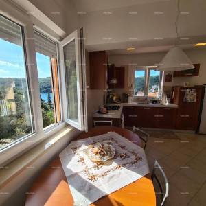 Apartman sa otvorenim  pogledom na uvalu i more.