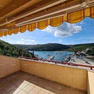 Apartman sa otvorenim  pogledom na uvalu i more.