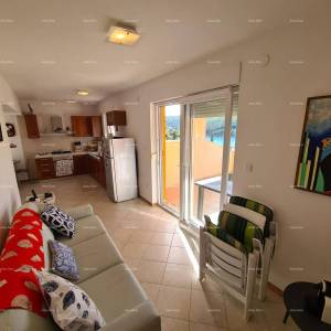 Apartman sa otvorenim  pogledom na uvalu i more.