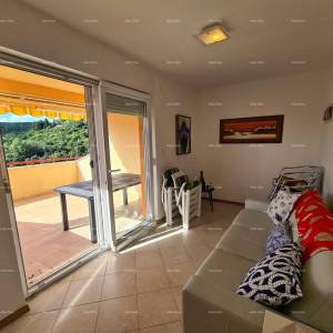 Apartman sa otvorenim  pogledom na uvalu i more.