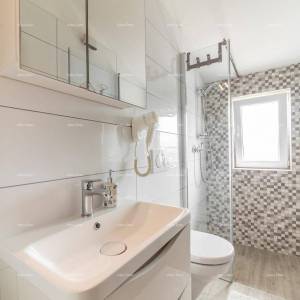 Apartmanska kuća s bazenom!Blizina mora i plaže!  Peroj.