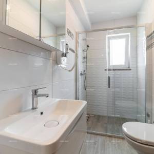 Apartmanska kuća s bazenom!Blizina mora i plaže!  Peroj.