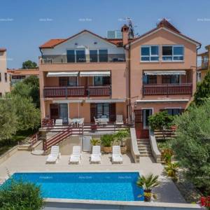 Apartmanska kuća s bazenom!Blizina mora i plaže!  Peroj.