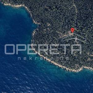 Zemljište 2.126 m2 uz put, s ruševinom stare kućice, Baćina