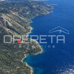 Zemljište 2.126 m2 uz put, s ruševinom stare kućice, Baćina