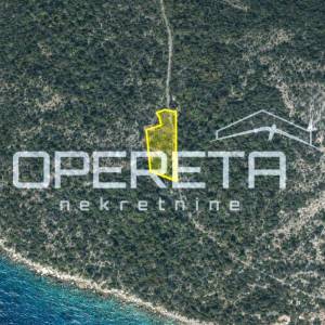 Zemljište 2.126 m2 uz put, s ruševinom stare kućice, Baćina