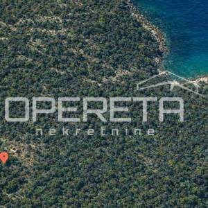 Zemljište 2.126 m2 uz put, s ruševinom stare kućice, Baćina