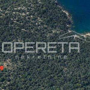 Zemljište 2.126 m2 uz put, s ruševinom stare kućice, Baćina