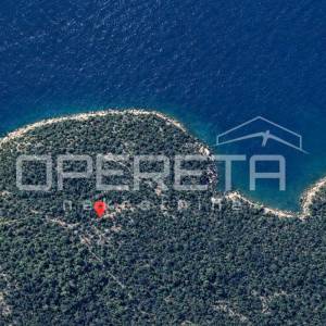 Zemljište 2.126 m2 uz put, s ruševinom stare kućice, Baćina