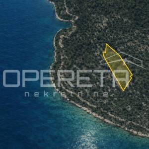 Dvije parcele 4.690 m2 uz more, s objektom, Baćina