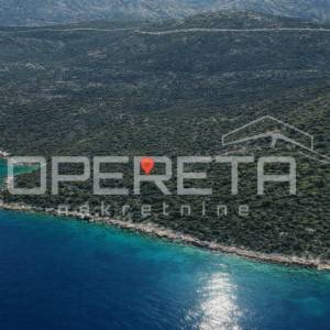 Dvije parcele 4.690 m2 uz more, s objektom, Baćina