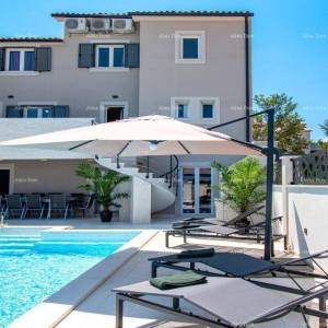 Banjole. Kuća sa 3 apartmana i bazenom.