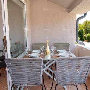 Banjole. Kuća sa 3 apartmana i bazenom.