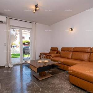 Banjole. Kuća sa 3 apartmana i bazenom.