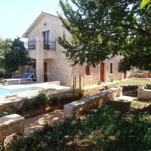 Blizina Marčane. Prodajemo dvije kamene kuće sa bazenom na jednoj okućnici,  kuće za odmor, idealne za dvije obitelji.