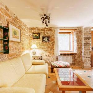 Blizina Marčane. Prodajemo dvije kamene kuće sa bazenom na jednoj okućnici,  kuće za odmor, idealne za dvije obitelji.