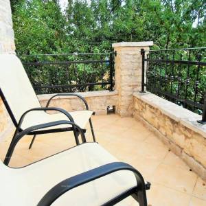 Blizina Marčane. Prodajemo dvije kamene kuće sa bazenom na jednoj okućnici,  kuće za odmor, idealne za dvije obitelji.