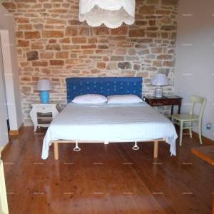 Blizina Marčane. Prodajemo dvije kamene kuće sa bazenom na jednoj okućnici,  kuće za odmor, idealne za dvije obitelji.