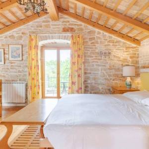 Blizina Marčane. Prodajemo dvije kamene kuće sa bazenom na jednoj okućnici,  kuće za odmor, idealne za dvije obitelji.