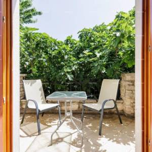 Blizina Marčane. Prodajemo dvije kamene kuće sa bazenom na jednoj okućnici,  kuće za odmor, idealne za dvije obitelji.