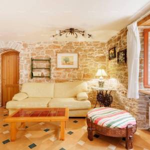 Blizina Marčane. Prodajemo dvije kamene kuće sa bazenom na jednoj okućnici,  kuće za odmor, idealne za dvije obitelji.