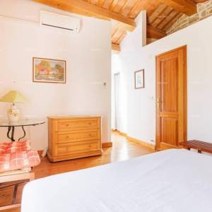 Blizina Marčane. Prodajemo dvije kamene kuće sa bazenom na jednoj okućnici,  kuće za odmor, idealne za dvije obitelji.