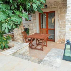 Blizina Marčane. Prodajemo dvije kamene kuće sa bazenom na jednoj okućnici,  kuće za odmor, idealne za dvije obitelji.