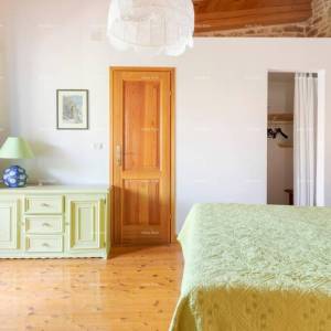 Blizina Marčane. Prodajemo dvije kamene kuće sa bazenom na jednoj okućnici,  kuće za odmor, idealne za dvije obitelji.