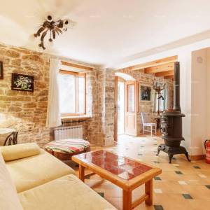 Blizina Marčane. Prodajemo dvije kamene kuće sa bazenom na jednoj okućnici,  kuće za odmor, idealne za dvije obitelji.