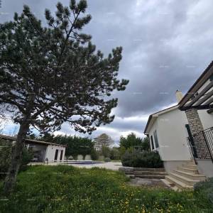 Blizina mjesta Marčane. Samostojeća kuća na velikoj parceli s grijanim bazenom!