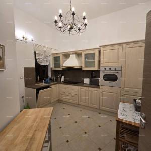 Blizina mjesta Marčane. Samostojeća kuća na velikoj parceli s grijanim bazenom!