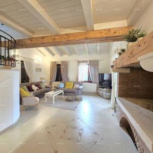 Blizina mjesta Marčane. Samostojeća kuća na velikoj parceli s grijanim bazenom!