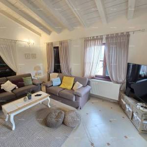 Blizina mjesta Marčane. Samostojeća kuća na velikoj parceli s grijanim bazenom!