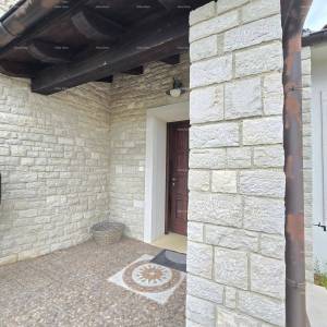 Blizina mjesta Marčane. Samostojeća kuća na velikoj parceli s grijanim bazenom!