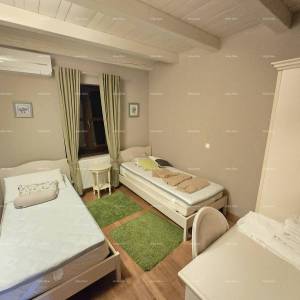 Blizina mjesta Marčane. Samostojeća kuća na velikoj parceli s grijanim bazenom!