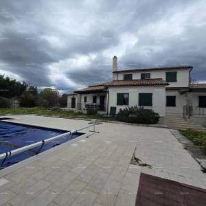 Blizina mjesta Marčane. Samostojeća kuća na velikoj parceli s grijanim bazenom!