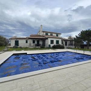 Blizina mjesta Marčane. Samostojeća kuća na velikoj parceli s grijanim bazenom!