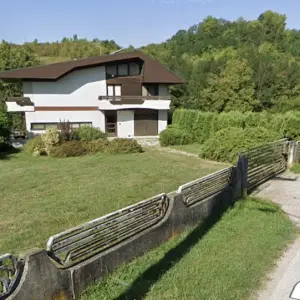 Brdovec - D.Laduč, posl. - stamb. objekt, dva 3-sobna stana, 2 garaže