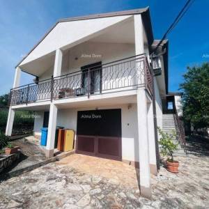 Buje – Samostojeća kuća s maslinikom i građevinskim zemljištem