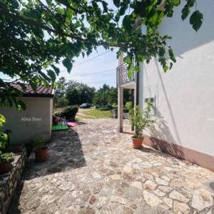 Buje – Samostojeća kuća s maslinikom i građevinskim zemljištem