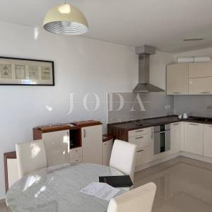 Buzdohanj dvosobni stan u novijoj zgradi