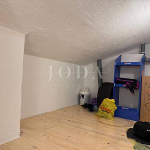 Buzdohanj dvosobni stan u novijoj zgradi