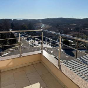 Buzdohanj dvosobni stan u novijoj zgradi