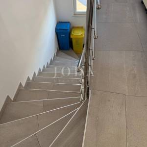 Buzdohanj dvosobni stan u novijoj zgradi