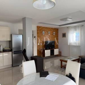 Buzdohanj dvosobni stan u novijoj zgradi