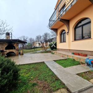 Čavle, samostojeća kuća s dva stana i okućnicom od 1240m2