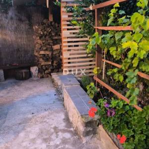 CRIKVENICA, BELGRAD - dva stana s balkonima s pogledom na more + dvorište! PRILIKA!