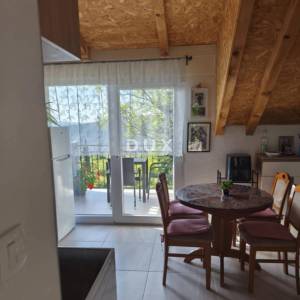 CRIKVENICA, BELGRAD - dva stana s balkonima s pogledom na more + dvorište! PRILIKA!