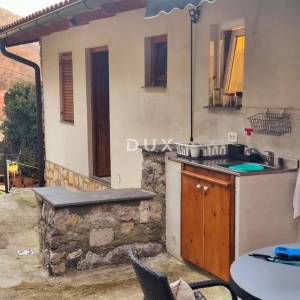 CRIKVENICA, BELGRAD - dva stana s balkonima s pogledom na more + dvorište! PRILIKA!